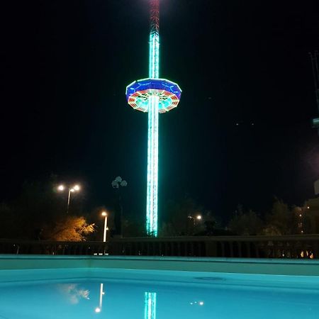 Hotel Vittoria Песаро Екстериор снимка The observation tower at night