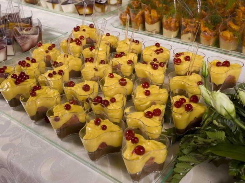Hotel Vittoria Песаро Екстериор снимка A selection of desserts