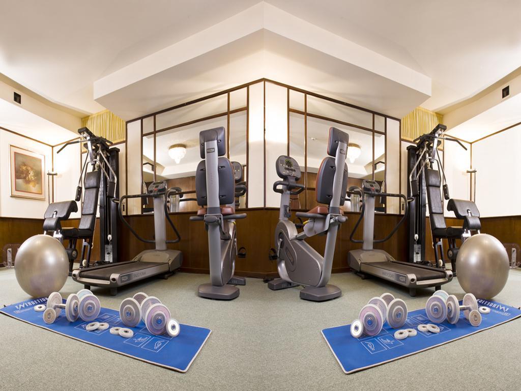Hotel Vittoria Песаро Екстериор снимка The gym at the hotel