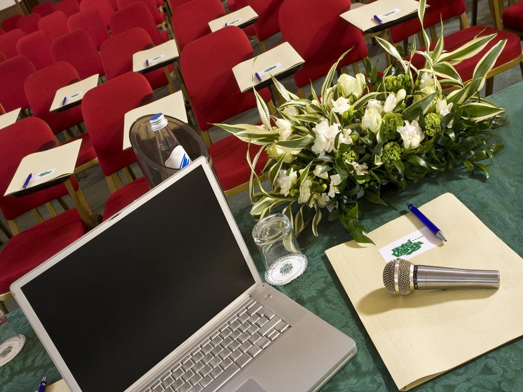 Hotel Vittoria Песаро Екстериор снимка A conference room
