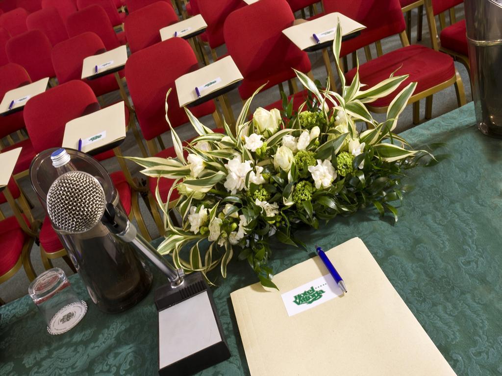 Hotel Vittoria Песаро Екстериор снимка The podium at the 2015 conference
