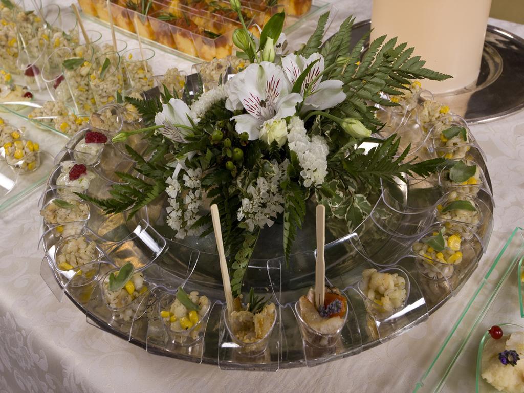 Hotel Vittoria Песаро Екстериор снимка Canapés
