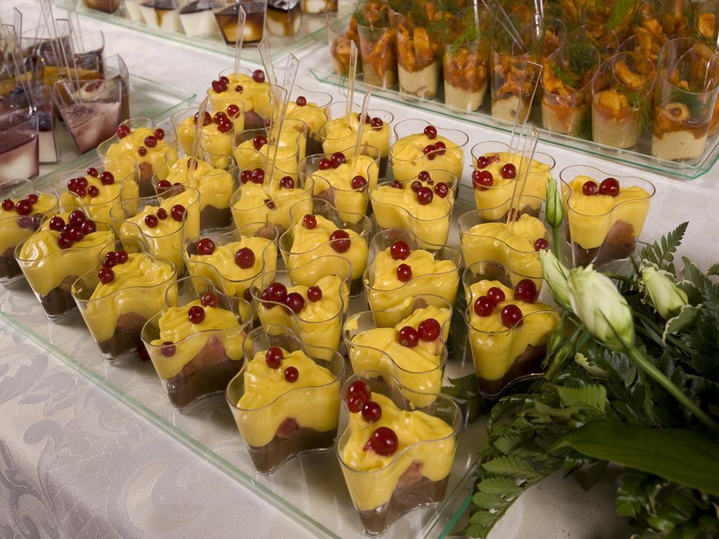 Hotel Vittoria Песаро Екстериор снимка A selection of desserts