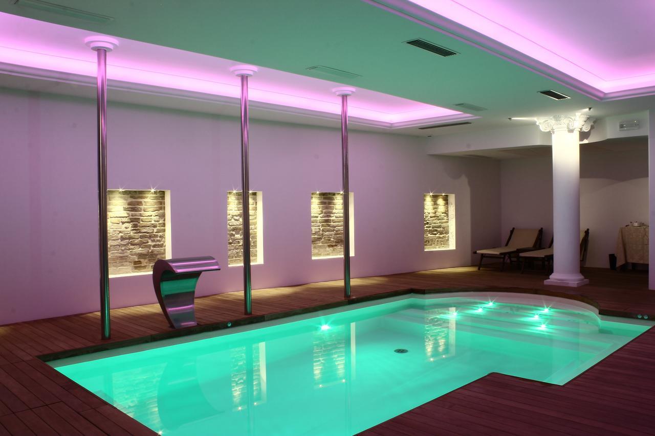 Hotel Vittoria Песаро Екстериор снимка A swimming pool with LED lighting