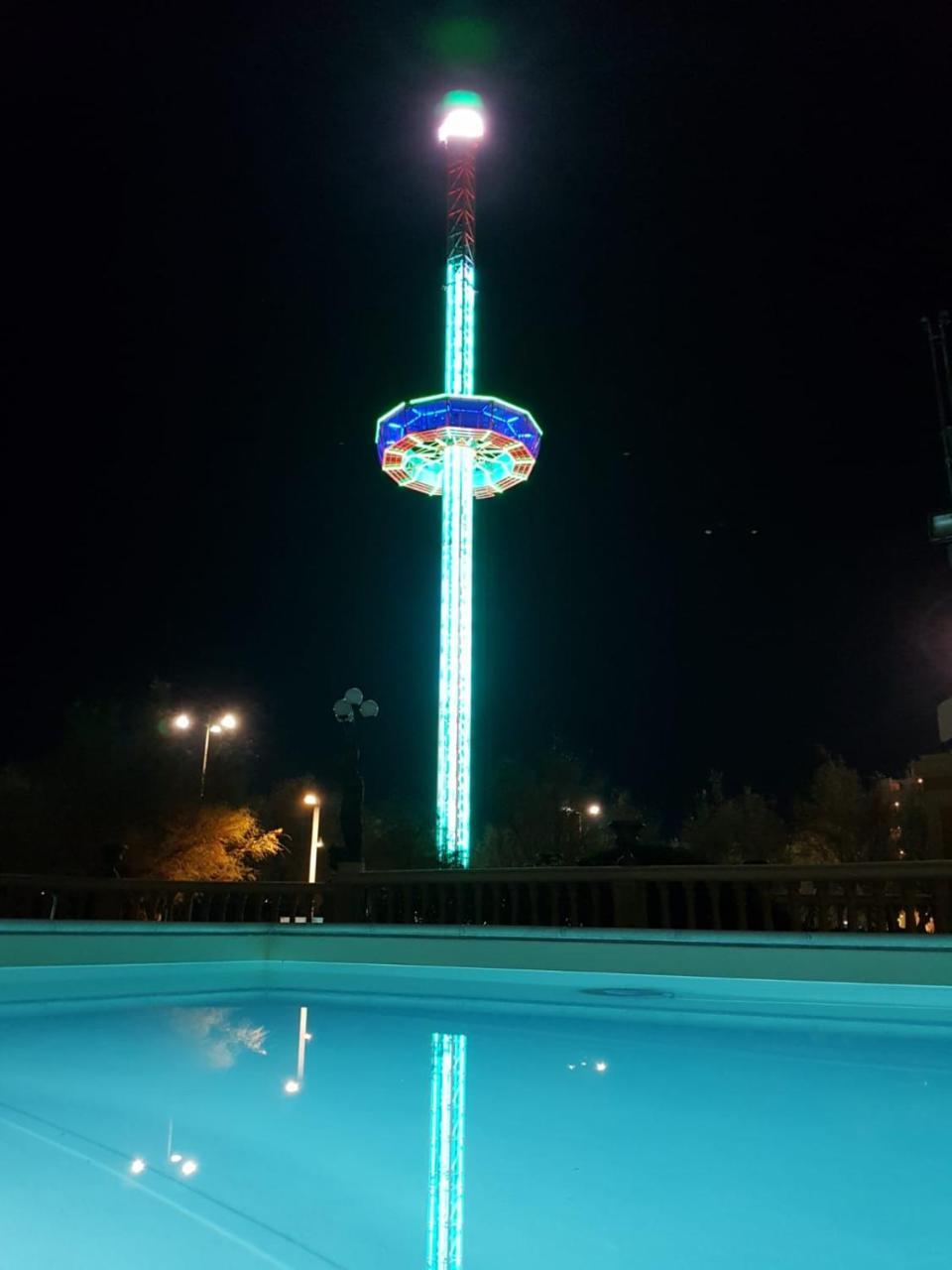 Hotel Vittoria Песаро Екстериор снимка The observation tower at night